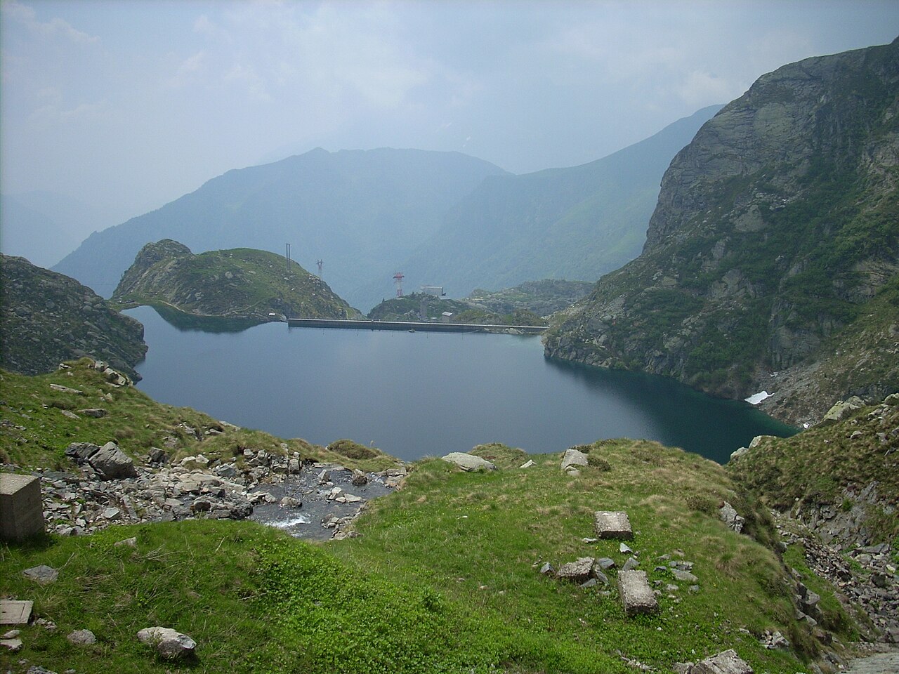 Lago Sucotto — specchio d'acqua alpino